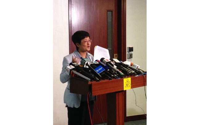 黃碧雲支持申訴專員公署主動調查報告建議,批評食環署食安標準過時、抽驗甩漏不科學、化驗時間太長、執法寬鬆欠阻嚇力,必須大力革新