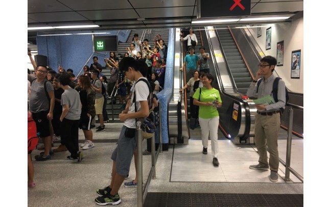 觀塘綫延伸通車 與居民及交通迷試搭首班車 黃碧雲：交通重組把關 加強暢達設施 